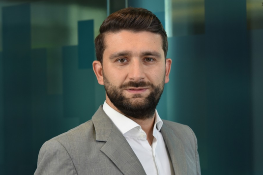 JLL își extinde echipa luând de la Colliers International