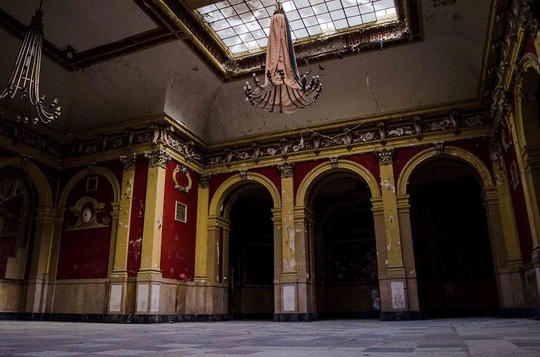 FOTO Palatul și grădinile Bragadiru, hotelurile Minerva din Craiova și New York din Cluj-Napoca, scoase la vânzare