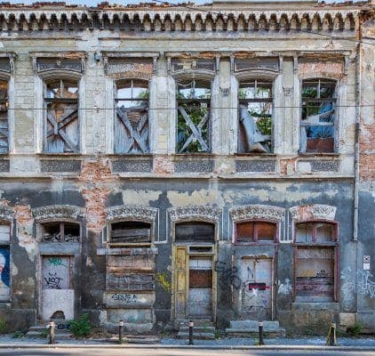 FOTO După ce a devenit proprietar, Primăria Capitalei începe stabilizarea Hanului Solacolu, aflat în stare avansată de degradare. Monumentul istoric este scanat 3D 