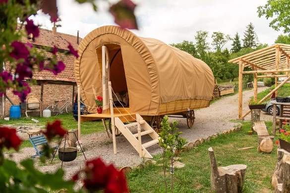 FOTO 6.000 de euro, cea mai ieftină casă de vacanță din România prezentă la Tiny House Festival, primul festival de locuințe mobile din Europa Centrală și de Est