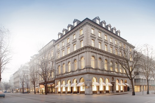 Julius Baer urmează să anunțe o revizuire în scădere a activelor, legată de expunerea sa la grupul imobiliar Signa