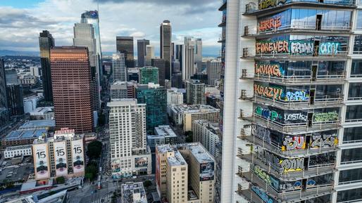 Criza imobiliară din China lasă în centrul Los Angelesului un turn de un miliard de dolari abandonat și cu graffiti