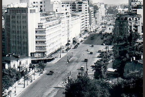 Imagine din perioada interbelică, cu clădirea aflată atunci pe teren. Sursă foto: http://urbanismul.blogspot.com Imagine din perioada interbelică, cu clădirea aflată atunci pe teren. Sursă foto: http://urbanismul.blogspot.com