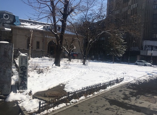 FOTO Ciucu a descoperit: „Un «jmecher» a pus, Dumnezeu știe cum, mâna pe terenul din fața Cărturești și vrea să ridice un bloculeț în fața clădirii-monument! Caz semnalat de Profit.ro