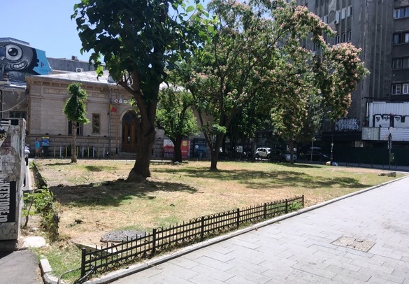 FOTO Ciucu a descoperit: „Un «jmecher» a pus, Dumnezeu știe cum, mâna pe terenul din fața Cărturești și vrea să ridice un bloculeț în fața clădirii-monument! Caz semnalat de Profit.ro