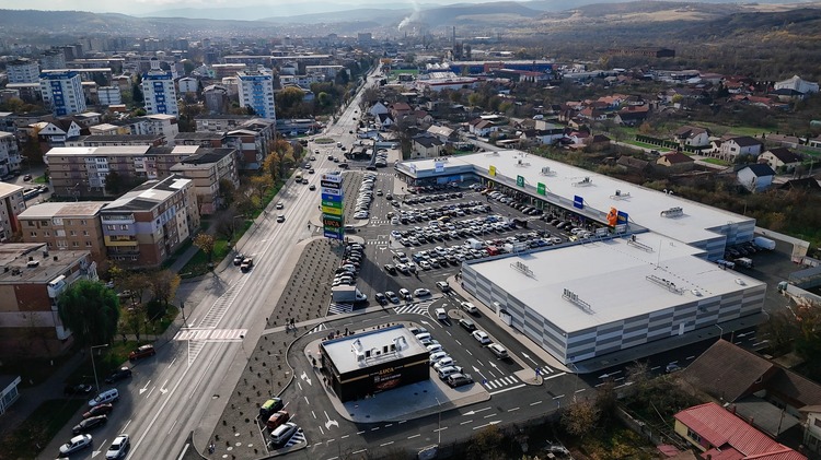 EXCLUSIV FOTO Gică Popescu vinde gigantului britanic M Core centrul comercial dezvoltat în Hunedoara