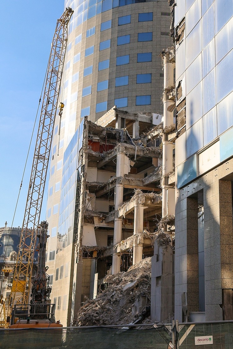 FOTO Clădire emblematică, dărâmată în centrul Bucureștiului. Fostul Bancorex este pus la pământ. Proprietarul AFI Cotroceni pregătește ridicarea în loc a AFI Central Tower