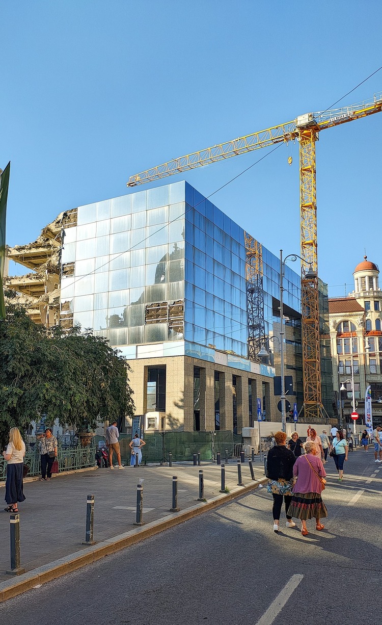 FOTO Clădire emblematică, dărâmată în centrul Bucureștiului. Fostul Bancorex este pus la pământ. Proprietarul AFI Cotroceni pregătește ridicarea în loc a AFI Central Tower