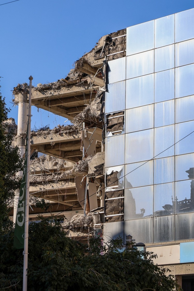 FOTO Clădire emblematică, dărâmată în centrul Bucureștiului. Fostul Bancorex este pus la pământ. Proprietarul AFI Cotroceni pregătește ridicarea în loc a AFI Central Tower