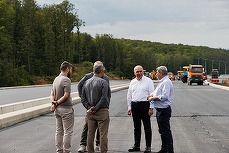 VIDEO Bolojan anunță: Investițiile noi vor fi finanțate de la buget doar când se termină cele în lucru. Primarii să înceapă în 2027 construcții cu banii proprii