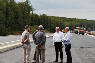 VIDEO Bolojan anunță: Investițiile noi vor fi finanțate de la buget doar când se termină cele în lucru. Primarii să înceapă în 2027 construcții cu banii proprii