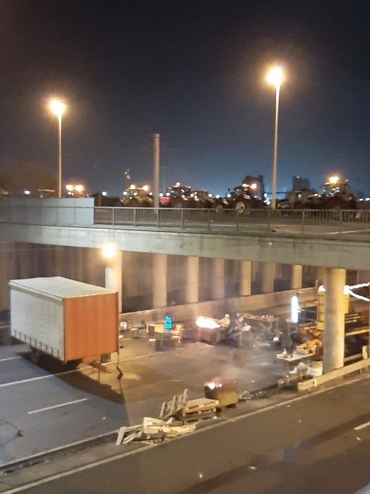 VIDEO Fermierii belgieni asediază un uriaș port la Marea Nordului și blochează punctele de trecere a frontierei cu Olanda
