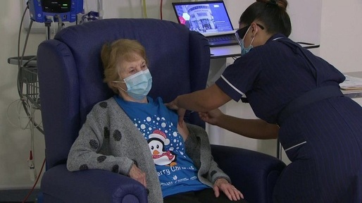O bunică de 90 de ani, prima persoană care s-a vaccinat cu soluția Pfizer în afara testelor clinice