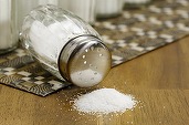 Organizația Mondială a Sănătății îndeamnă țările să interzică alimentele bogate în sare