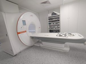FOTO RMN-ul Spitalului Găești, pus în funcțiune după ce a stat trei ani în depozit pentru că nu încăpea pe ușă