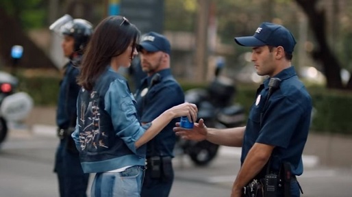 Pepsi a retras o reclamă controversată cu modelul Kendall Jenner în urma unui val de critici pe rețelele de socializare