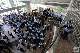 Cinci responsabili ai ziarului pro-democrație Apple Daily din Hong Kong, arestați