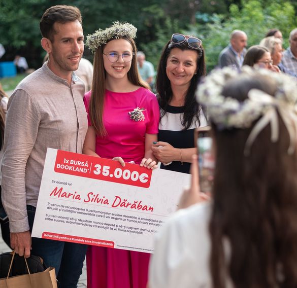 Au început înscrierile pentru cea de-a treia ediție Bursele BookLand, cele mai mari burse din România: 35.000 de euro pentru 7 ani de studiu