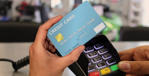 Numărul plăților cu carduri inițiate prin telefon sau internet a crescut cu peste 53%