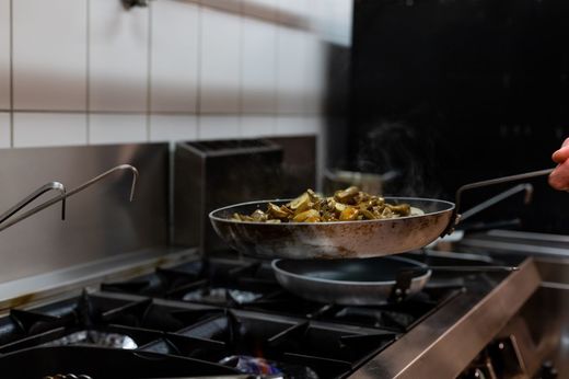 Plită pe gaz, inducție sau electrică: diferențe reale de consum, viteză și siguranță