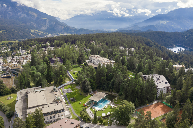 FOTO SURPRIZĂ Frații Pavăl, proprietarii Dedeman, amână din nou redeschiderea marelui complex hotelier din Elveția