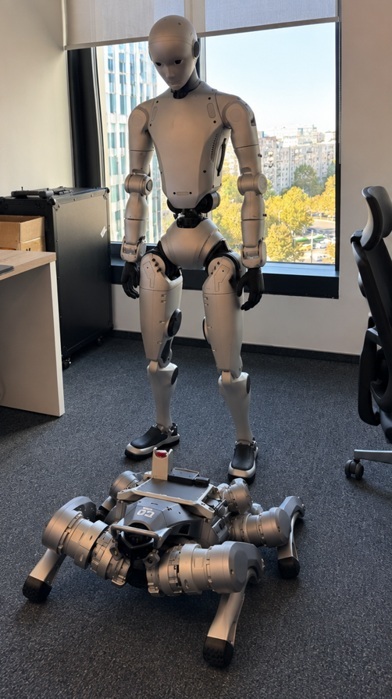 FOTO PREMIERĂ în România: asigurări pentru un robot umanoid și un câine-robot