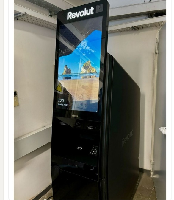 FOTO Revolut și-a lansat primul ATM