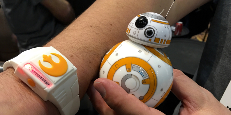 BB-8, droidul din Star Wars care poate fi controlat cu ajutorul ”forței”