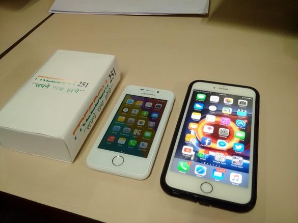 Telefonul Freedom 251 (stânga), alăturat comparativ unui iPhone 6 Sursa foto: twitter.com/hiteshrajbhagat