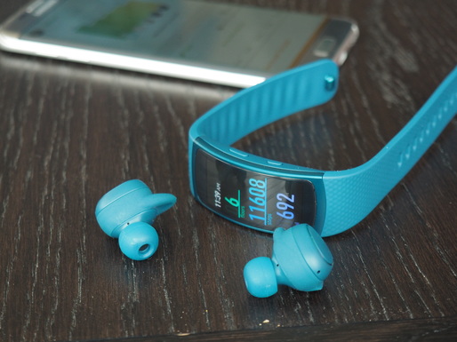 Samsung lansează două accesorii inteligente pentru fitness: brățara Gear Fit 2 și IconX, o pereche de căști wireless
