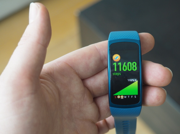 Samsung lansează două accesorii inteligente pentru fitness: brățara Gear Fit 2 și IconX, o pereche de căști wireless