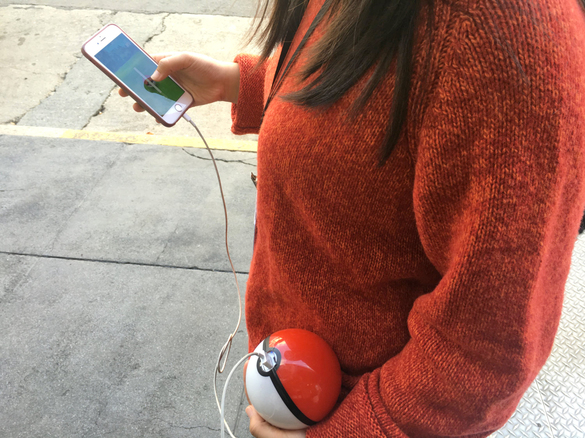 Bateria externă în formă de pokeball, un accesoriu ridicol, dar practic pentru vânătorii de pokemoni