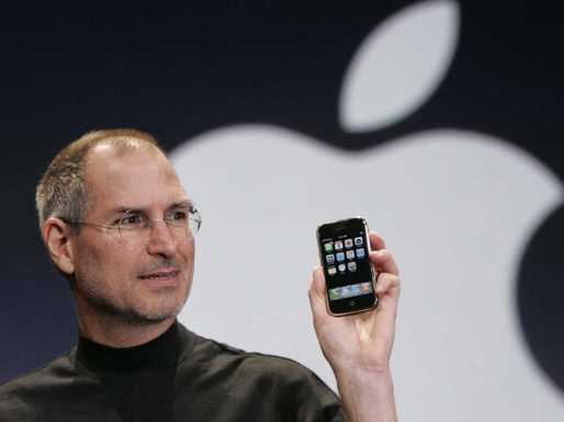 Acum 10 ani Steve Jobs prezenta primul iPhone