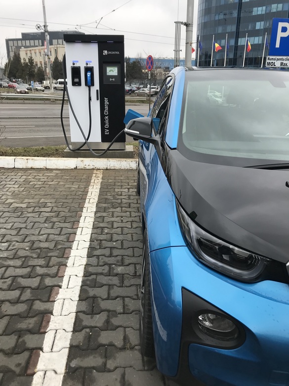 FOTO MOL și-a lansat în România prima stație de alimentare a mașinilor electrice, înaintea celor din amplul proiect NEXT-E, anunțat de Profit.ro. România se află la coada UE, dar trendul este în urcare