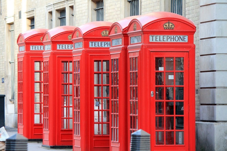 FOTO Cabinele telefonice din Marea Britanie, transformate în mini-birouri, într-un proiect urbanistic insolit