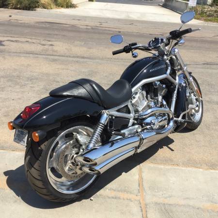 O motocicletă Harley-Davidson care a aparținut lui Axl Rose, scoasă la vânzare pentru 10.000 de dolari