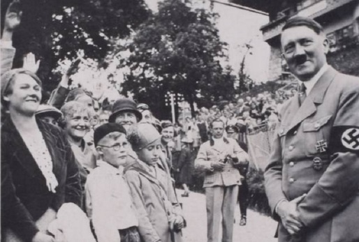Un album care conține fotografii cu Adolf Hitler, ce nu au fost prezentate niciodată în public, scos la licitație