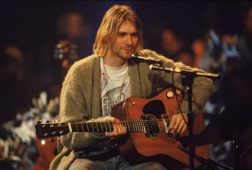 Cardiganul purtat de Kurt Cobain în timpul concertului ''MTV Unplugged'', din 1993, vândut pentru 334.000 de dolari