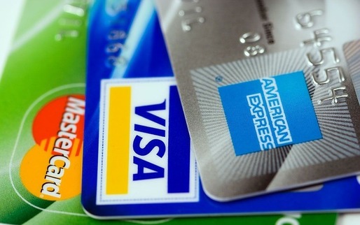 Românii folosesc tot mai des cardurile în străinătate pentru plăți la comercianți