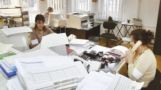 Consiliul Fiscal: Salariul mediu din administrația publică este cu 25% mai mare decât în privat