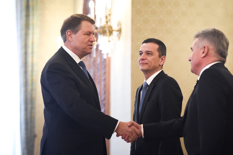 Iohannis a promulgat scutirea pensiilor sub 2.000 lei de impozit și a tututor pensiilor de plata CASS. Legea se aplică din februarie