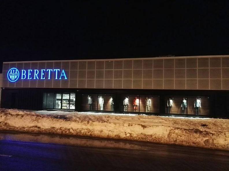 Cel mai mare magazin de arme din România s-a deschis la Pipera. Cea mai scumpă armă costă 44.000 de euro