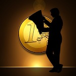 INFOGRAFIC Presiune pe lichiditatea din sistemul bancar în octombrie. Băncile așteaptă o sumă record de la stat