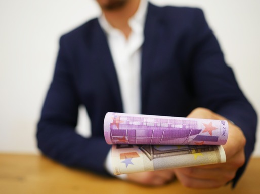GRAFICE Salariul mediu net se apropie de 1.000 de euro. Dinamica salarială se menține la două cifre
