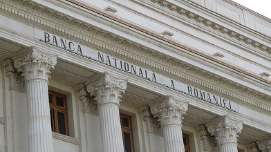 Dobânzile interbancare scad pentru a cincea lună la rând. Excesul de lichiditate stagnează GRAFIC