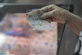ULTIMA ORĂ Rata anuală a inflației a stagnat la 9,8%. Alimentele sunt mai scumpe cu 7,6% față de acum un an, iar mărfurile nealimentare și serviciile cu 11%