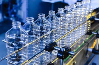 Închiderea strâmtorii Ormuz ar putea alimenta inflația globală prin scumpirea plasticului