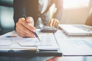 GRAFICE Românii au cele mai mici datorii pe gospodărie din UE. Statul însă avansează rapid la credite