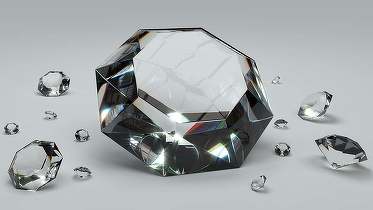 Prețul diamantelor s-a prăbușit. Piața este presată de cererea slabă și explozia diamantelor de laborator din China GRAFIC