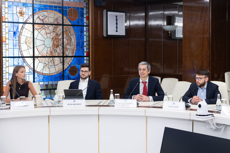 FOTO Bolojan s-a văzut cu o delegație de investitori ai JP Morgan, după ce banca americană a avertizat România. Preocupare pentru noua configurație guvernamentală, cheltuielile publice și deficitul bugetar
